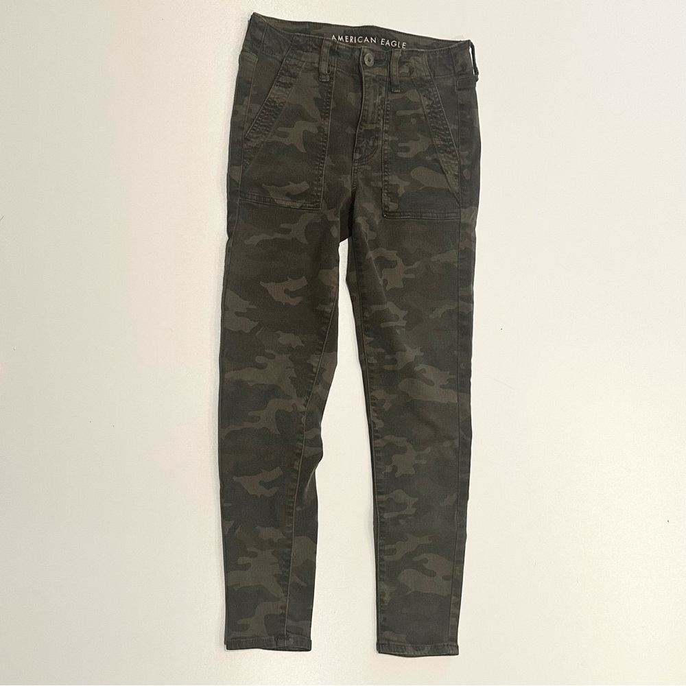 AMERICAN EAGLE CAMO HI-RISE JEGGING CROP PANTS